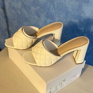 White Quilted Block Heel Sandals sz 7, 9C-1313s004